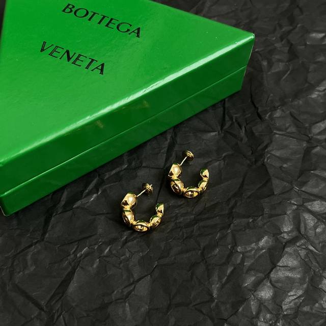 Bottega Veneta Bv earrings have a strong metallic feel, and the overall details