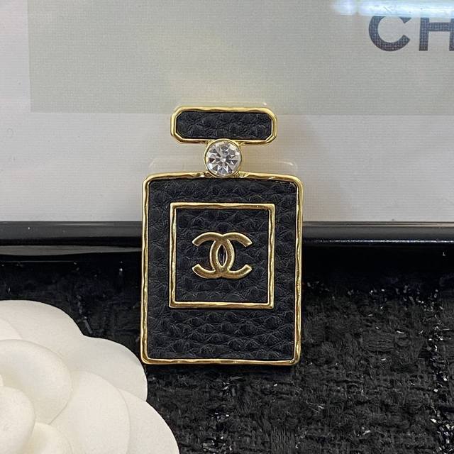 Code A541 0257820 Chanel brooch, best-selling style, newly arrived, consistent w