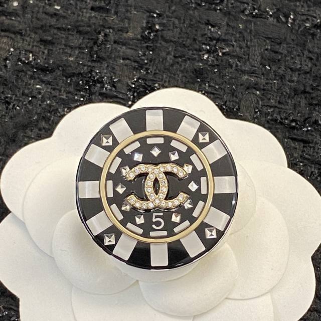 Code A538 0267825 Chanel brooch, best-selling style, new arrival, consistent wit