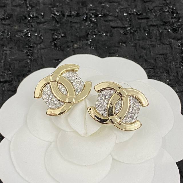 Code E1194 0950560 Chanel Stud Earrings Newest style from the boutique Don't mis