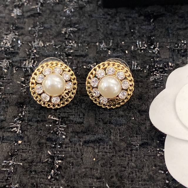 Code E1193 0930565 Chanel Stud Earrings Newest style from the boutique Don't mis