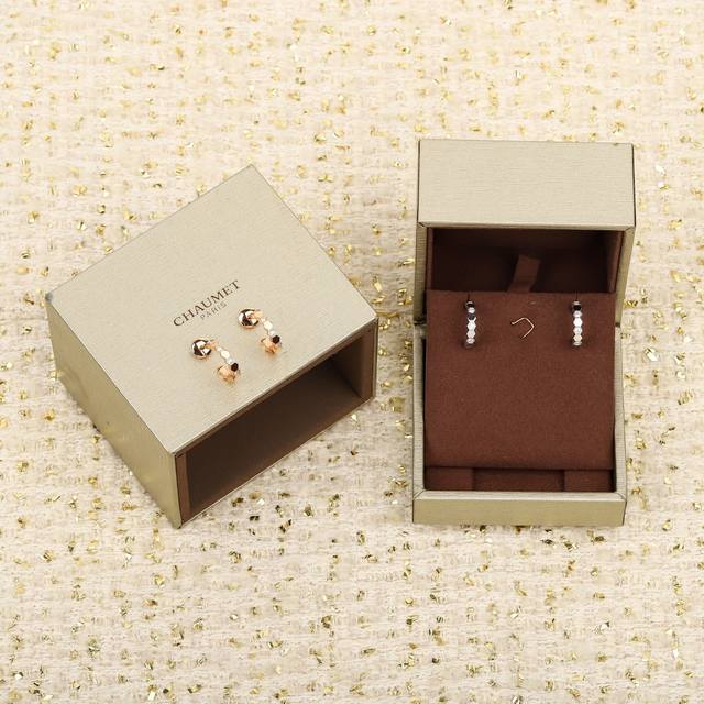 206667 We produce honeycomb stud earrings, customizable with genuine gold and di