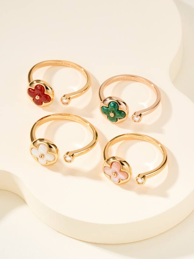 This ring, from the Color Blossom High Jewelry collection, pays homage to the Mo