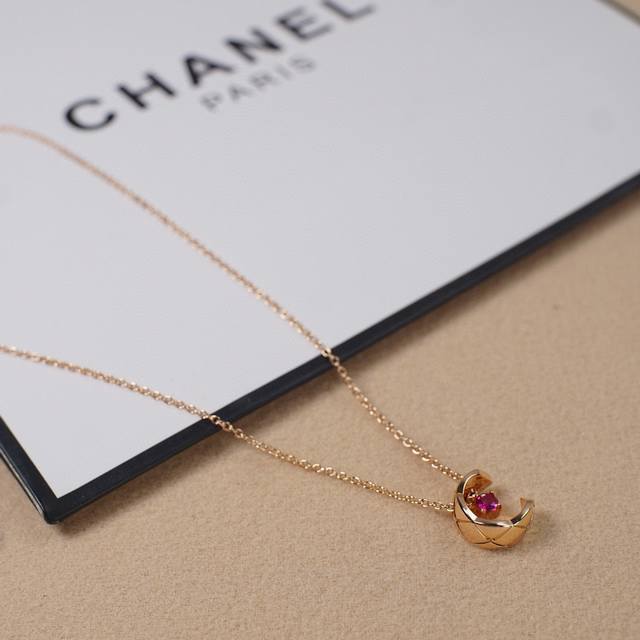 Chanel's new red Sailor Moon necklace Z 41500, Z is made of real gold and diamon