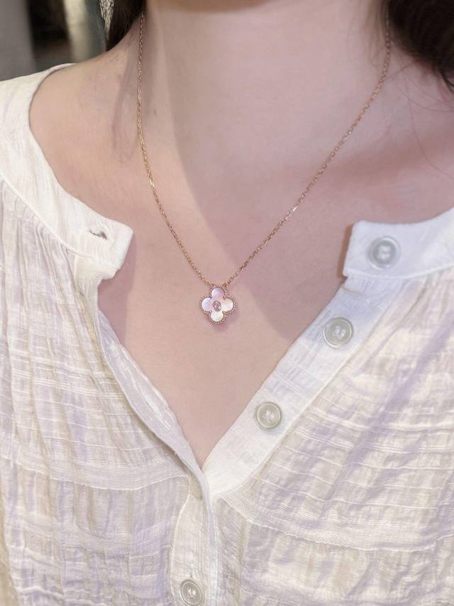 250547 We offer a limited-edition Christmas design: a four-leaf clover mother-of