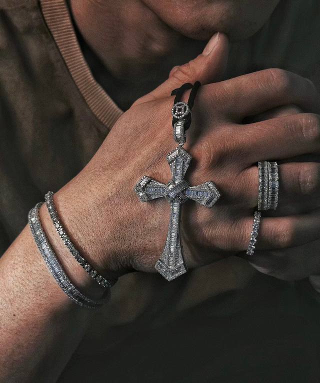 Large Cartier Cross Necklace! Imported diamond-encrusted necklace, exquisite, pe