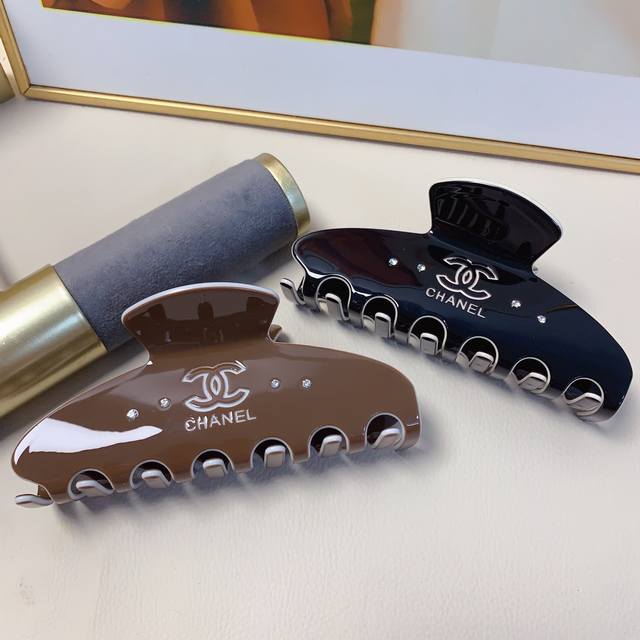 Chanel Mini Clip Chanel Claw Clip Acetate Logo Claw Clip Elegant and Versatile E