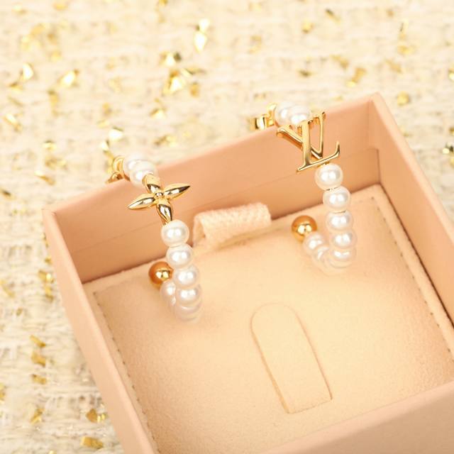 210965 Our Zp5920 green gold flower pearl earrings are exquisitely designed ! Th