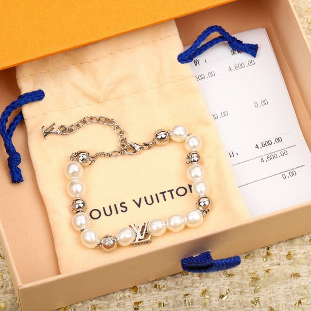 208800 Our necklace (Zp9690) and bracelet (Zp4600) are the same styles worn by W