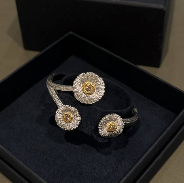 Daisy Bangle Buccellati, Italian high-end jewelry brand, vintage court style ban