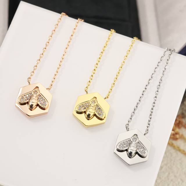 Chaumet Bee Necklace, made of argyle gold, exquisitely designed bee shape, extre