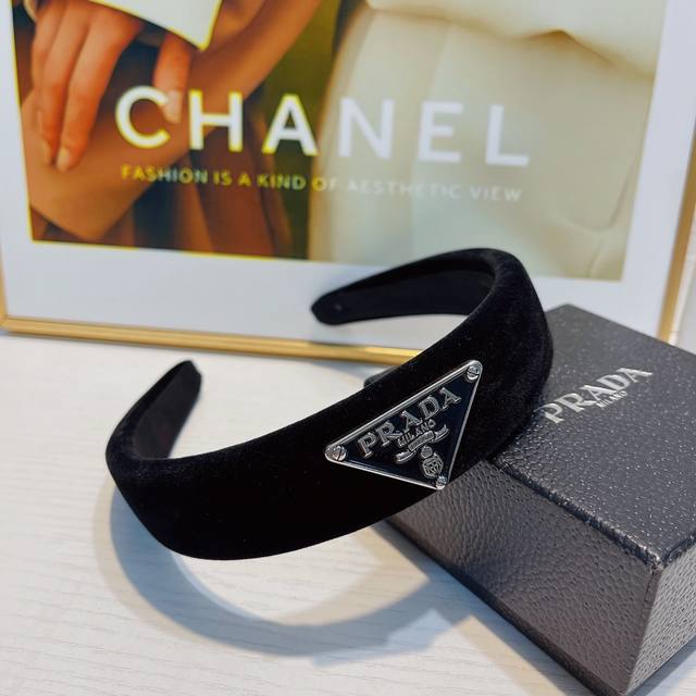 Prada Headband Autumn/Winter New Velvet Triangle Logo Headband, Elegant and Vers