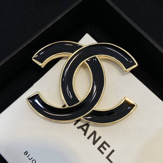 Xz0127 Ch Ne L Xiang'er 24S Black Enamel Brooch 24 Spring/Summer Newest Collecti