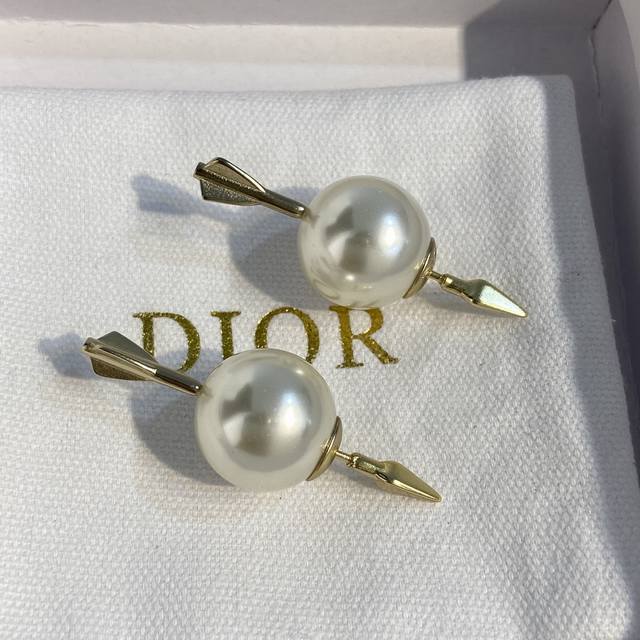 De0522 Dijon Arrow Rivet Pearl Earrings Ddd