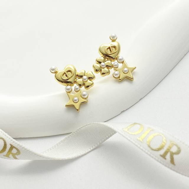 Today's New Arrival Code E3188 0247825 Dior earrings, a hot-selling style, now a