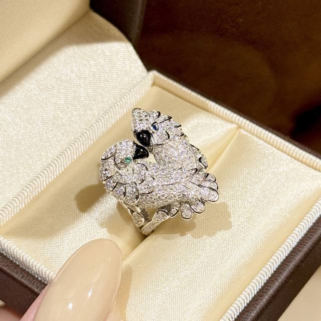 A6127 Cartier High Jewelry Parrot Series Parrot Ring. This ring, crafted over th