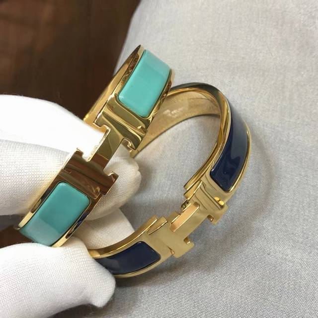 High-quality H brand enamel bracelet. The enamel color is even and lustrous, and