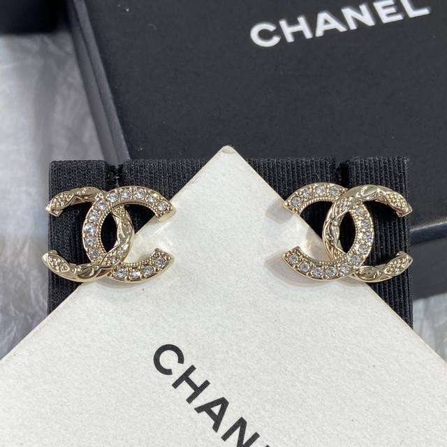 Xe0176 Ch Nel Textured Double C Stud Earrings These earrings are incredibly popu