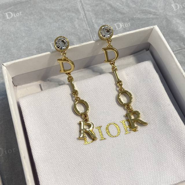 De0526 Dor Letter Rhinestone Earrings Simple design with classic letter logo, ea