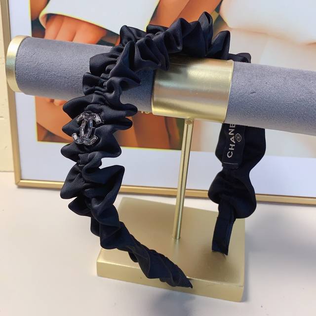 Chanel headband, a must-have for any elegant and sophisticated girl. A treasure