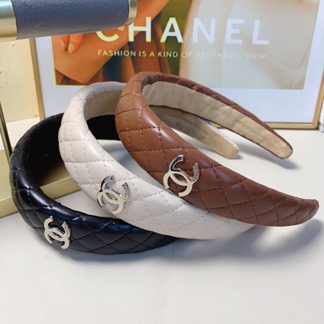 Chanel headband, double C quilted leather, luxurious style, versatile and elegan