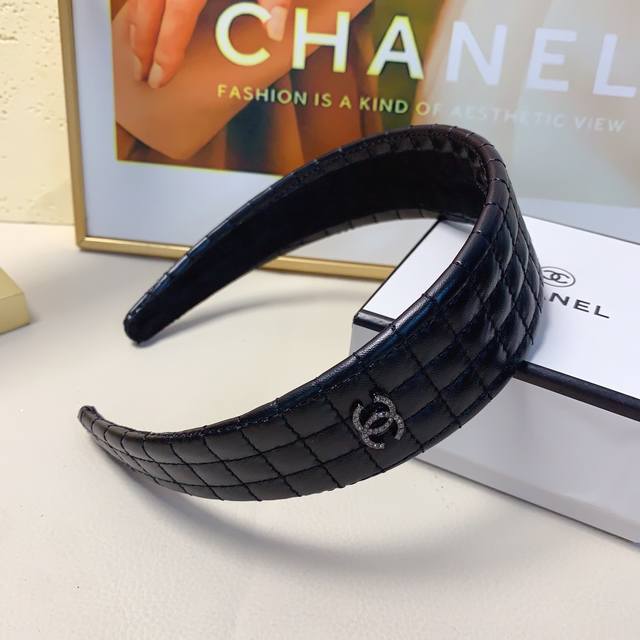 Chanel headband, made of lambskin with quilted logo, a must-have for any elegant