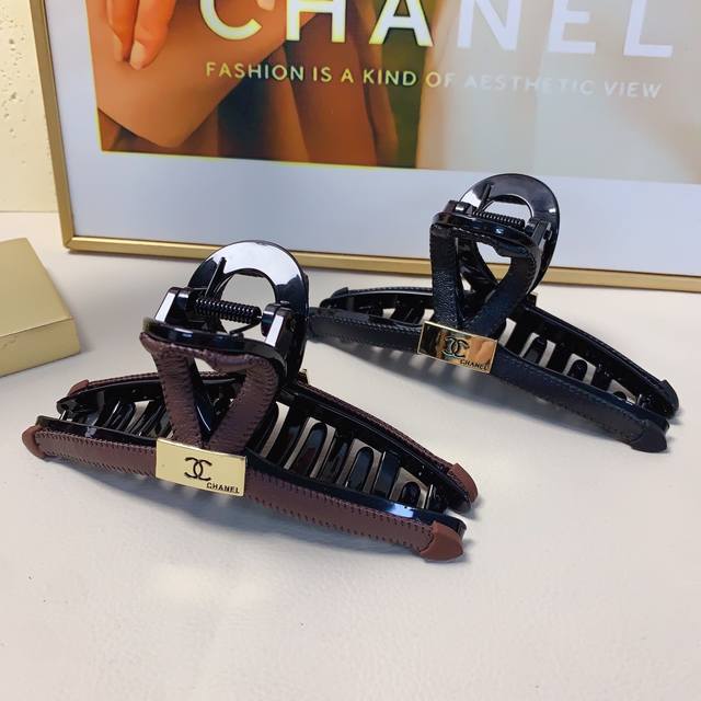 Chanel Mini Clip Chanel Claw Clip Leather Logo Claw Clip Elegant and Versatile E