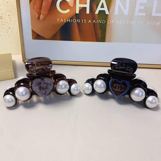 Chanel Mini Clip, Chanel Pearl Logo Clip, Elegant and Versatile for Everyday Use