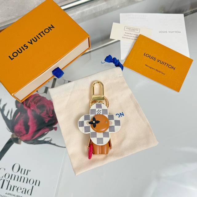 New Arrival M1990 Sunflower Doll Keychain Pendant Charm Louis Vuitton Vivian Key