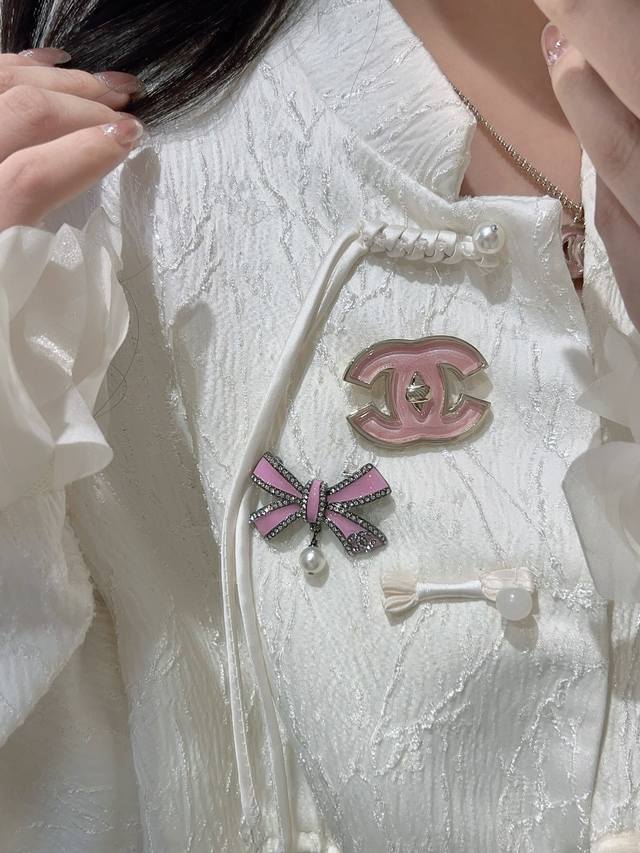 250544 We produce Zp10790! Bulk inquiries welcome. 25B Pink double C brooch with