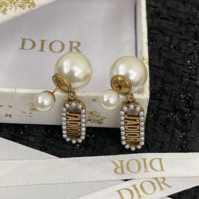 Code E1365 0857805 Dijia earrings, a hot-selling new arrival, exclusively from b
