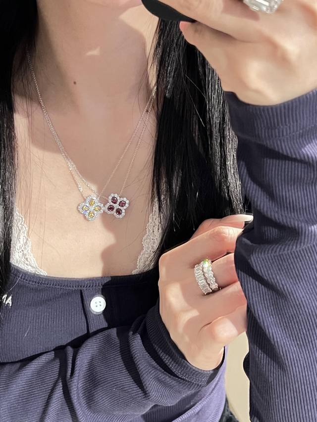 203459 We produce the Loop necklace, available for custom order in 18K gold and