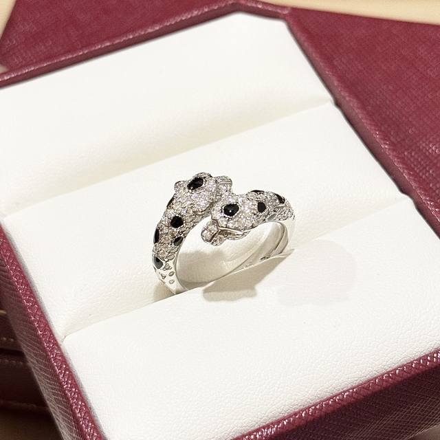A6803 A brand new high-end, imposing double-headed leopard ring from Cartier, fe