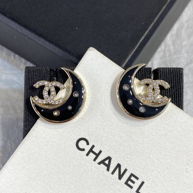 Xe0801 Moon Boat Earrings A rare moon element, with two diamonds set on each bla