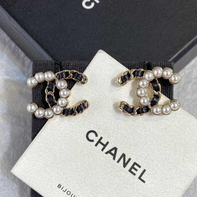 Xe0692 Leather with half-pearl stud earrings Ddd