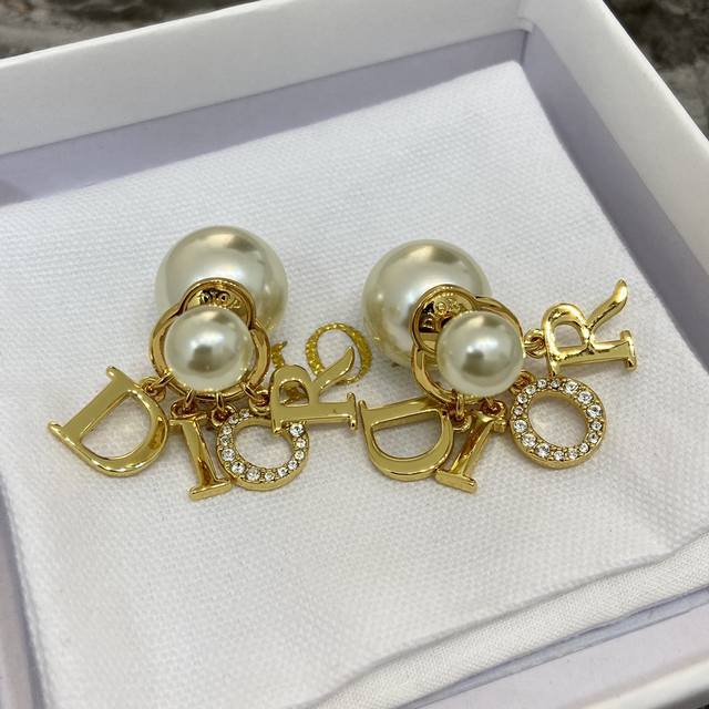 De155 Di R Di Letter Earrings These are the same style worn by Wei Xue, so beaut