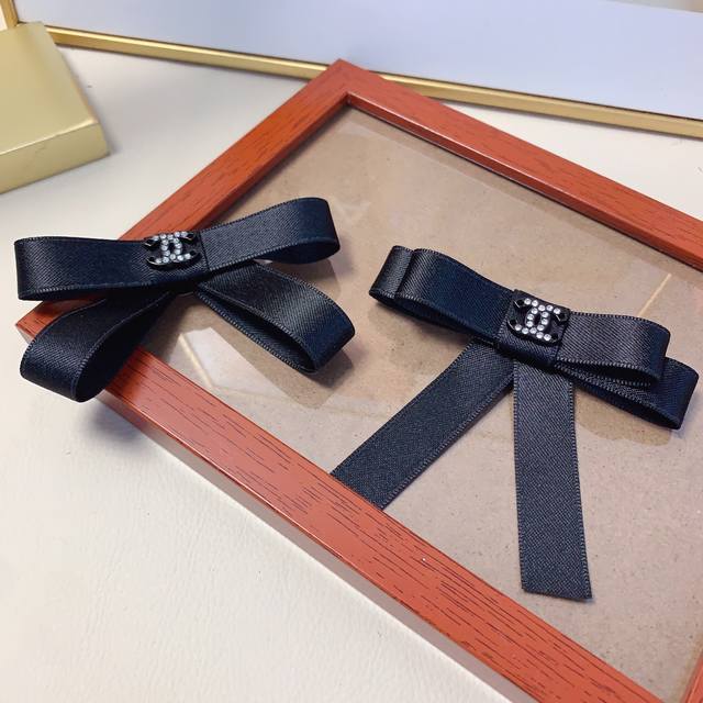 Chanel mini brooch, a must-have for any fairy-like girl. A treasure piece, a mus