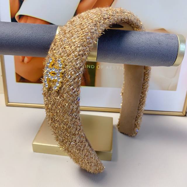 Chanel headband with gold thread and sequins. A must-have for any elegant and so