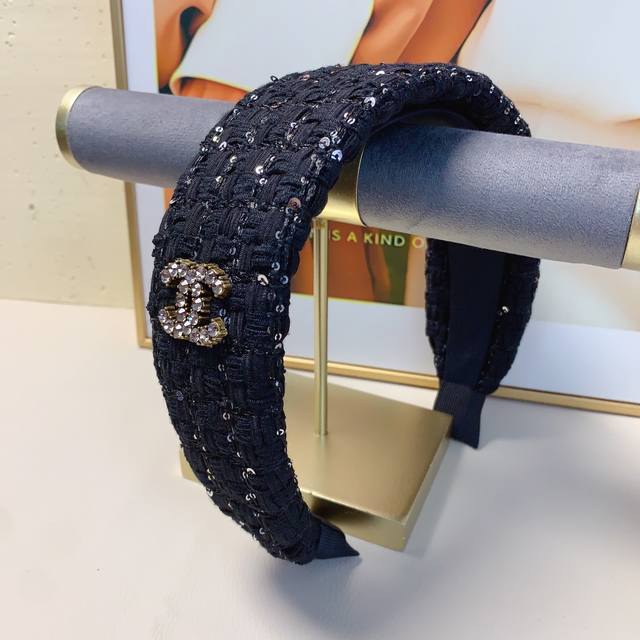 Chanel headband, woven sequins, a must-have for any elegant and sophisticated gi