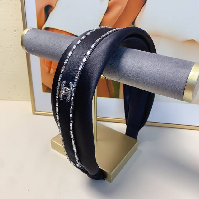 Chanel headband, satin with rhinestones, a must-have for any elegant and sophist