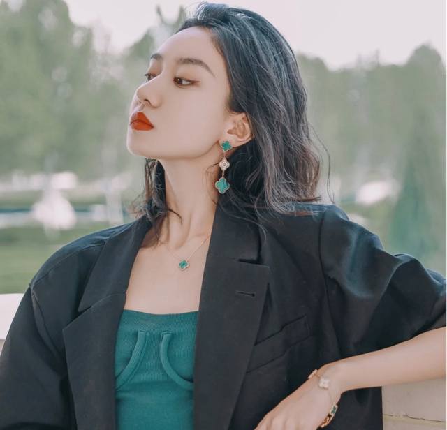 V gold-plated Vca four-leaf clover natural malachite diamond three-flower earrin