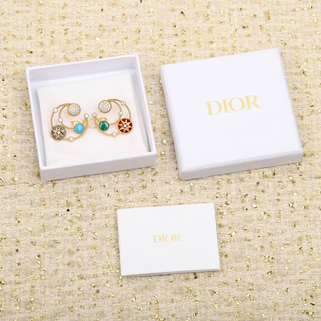 We produce compass earrings, a must-have for elegant ladies. Custom-made genuine