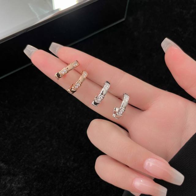 Bvser Entivi Er Earrings These alluring and captivating earrings pay homage to t