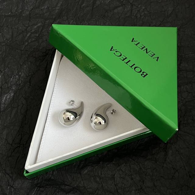 Bottega Veneta Bv earrings are absolutely stunning with their metallic sheen. Th