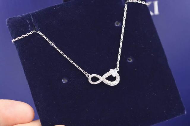 Swarovski Endless Love Figure 8 Heart-Shaped Diamond Clavicle Necklace (Ddd) Thi