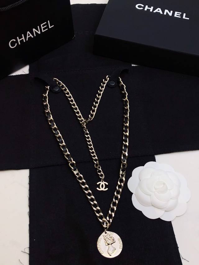 Chanel's new necklace is so beautiful! A must-have accessory for a sophisticated