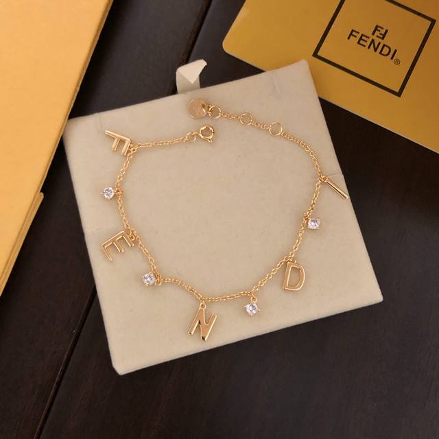 Exquisite Fendi bracelet with 5 letters, smooth finish, classic design, selected