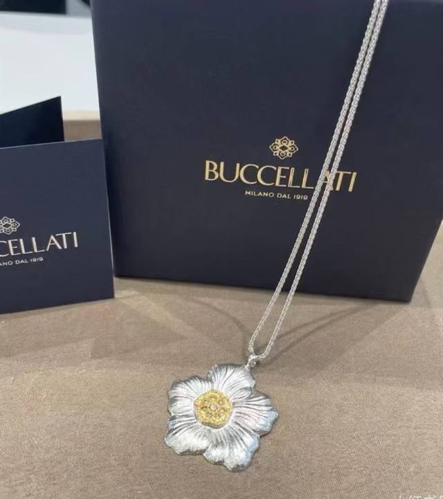 V Gold Fabric Cirati Gardenia Necklace Ddd