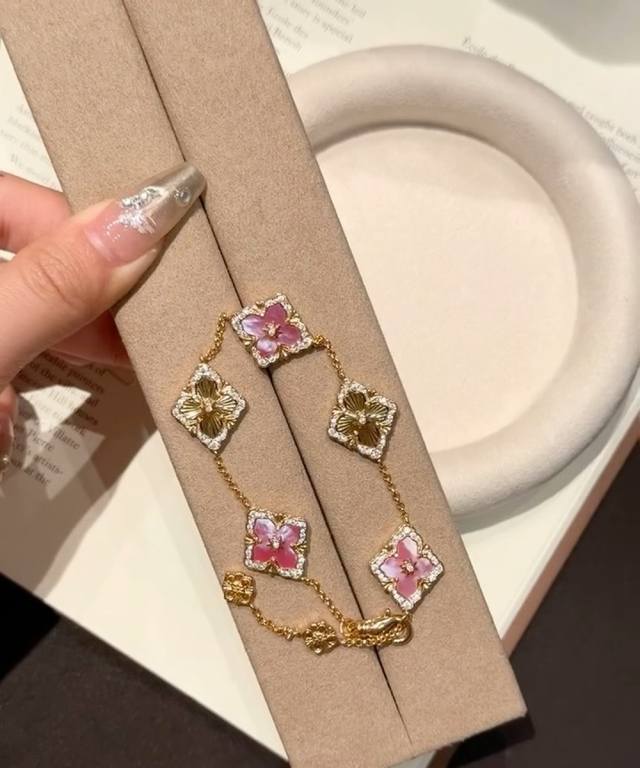 V Gold Material Buccellati Pink Mother-of-Pearl Laser-Set Diamond Five-Flower Br