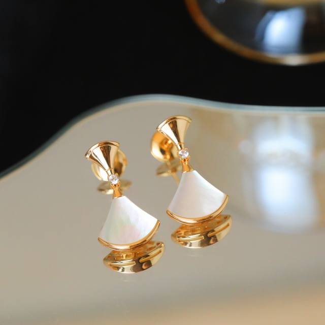 Diva's Dream is my favorite series. Wearing these earrings gives off a graceful,